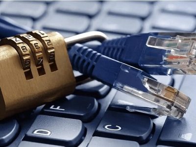 دست و پا زدن اداره مهاجرت و گمرک آمریکا برای دستیابی به اطلاعات منتقدش